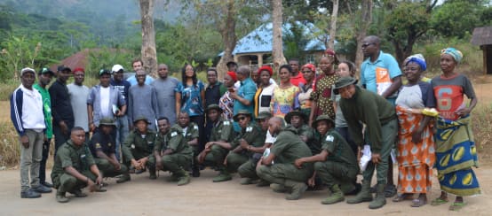 Moradores das aldeias, ambientalistas e ecoguardas discutindo sobre os perigos da área de proteção Afi Mountain, Nigéria